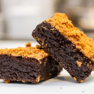 Two delicious crumb-topped brownies.